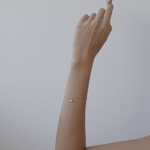 Video of a model wearing our Solid Gold Hand Wrapped Baroque Pearl Bracelet in 9ct Yellow Gold 17cms